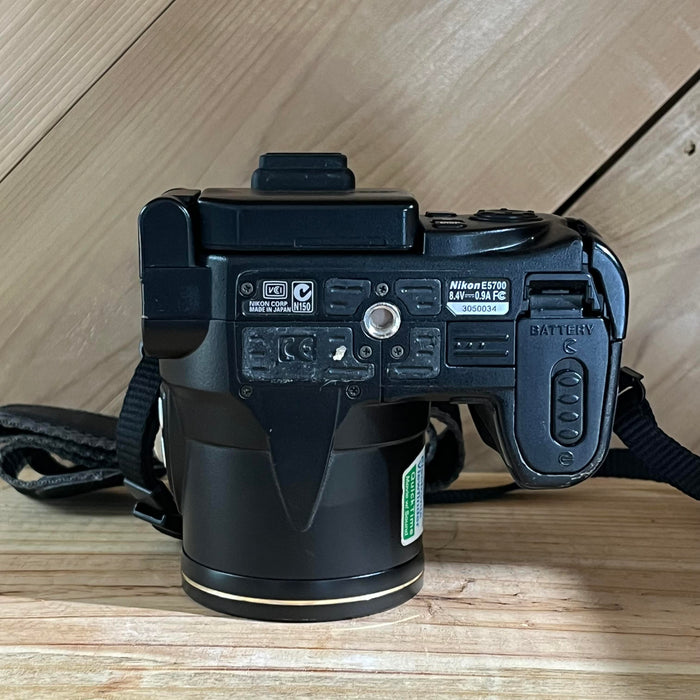 Nikon Coolpix 5700 Digital Camera w/ 8.9–71.2mm f/2.8–4.2 Nikkor Zoom Lens (3050034)