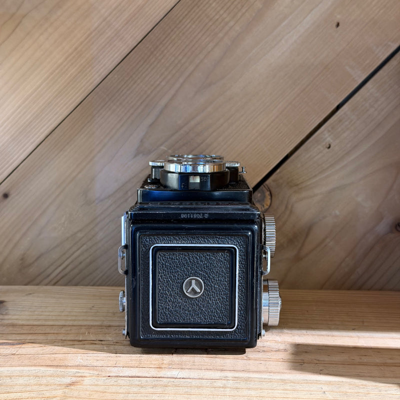 Yashica D Twin-Lens Reflex (TLR) Medium Format Film Camera w/ Yashikor 80mm f/3.5 Lens (D 7081198)