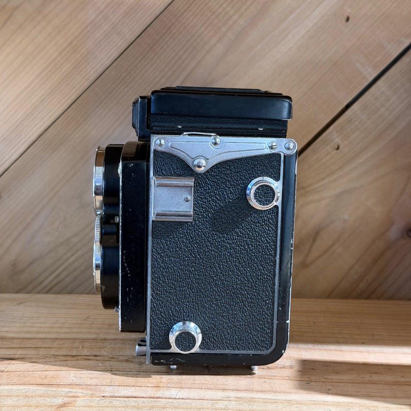 Yashica D Twin-Lens Reflex (TLR) Medium Format Film Camera w/ Yashikor 80mm f/3.5 Lens (D 7081198)