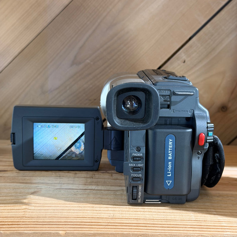 Sony Handycam CCD-TRV308 Hi8 Camcorder (NTSC) w/ 20x Optical Zoom (1370051)