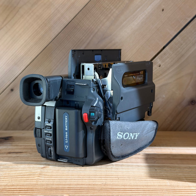 Sony Handycam CCD-TRV308 Hi8 Camcorder (NTSC) w/ 20x Optical Zoom (1370051)