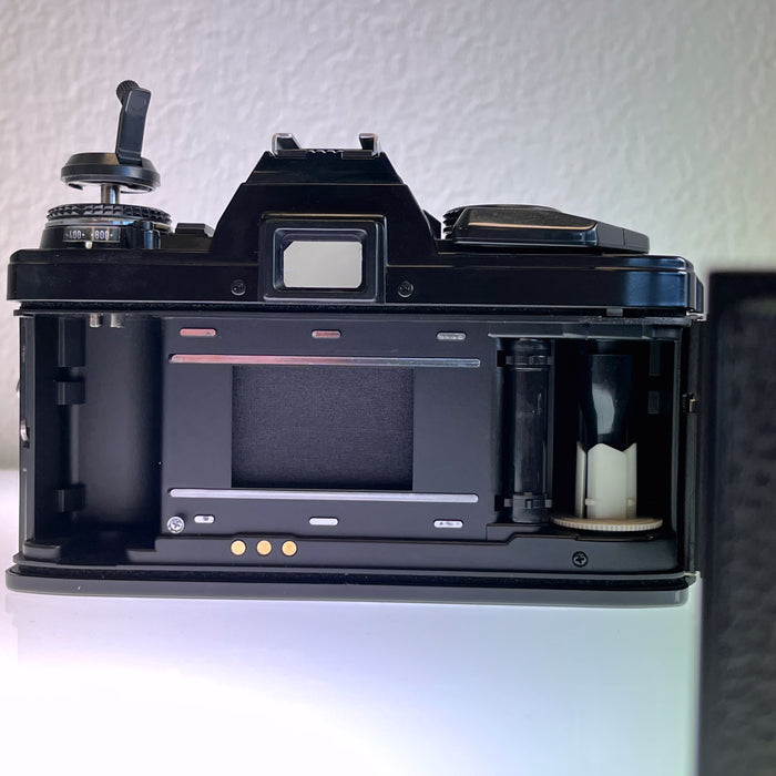 Minolta X-570 SLR with 50mm f/1.7 lens S#9090421