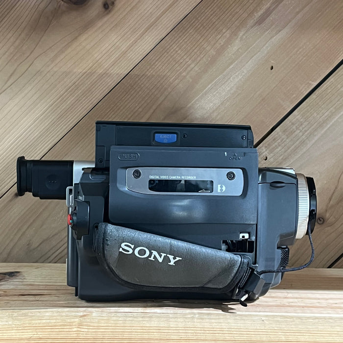 Sony DCR-TRV120 NTSC Digital8 Hi-8 Camcorder w/ 3.7–92.5mm Lens (37846)
