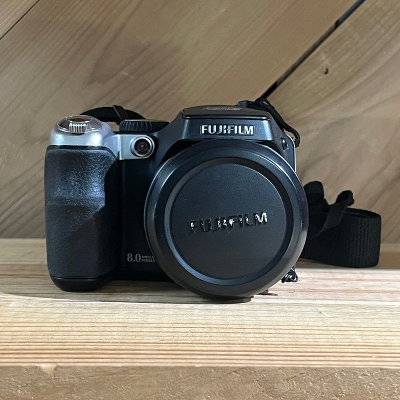Fujifilm FinePix S8000fd Digital Camera w/ Batteries, Lens Cap & Strap (7UA01213)
