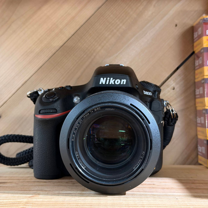 Nikon D800 DSLR + NIKKOR 85mm f/1.8G Lens Kit (8665)