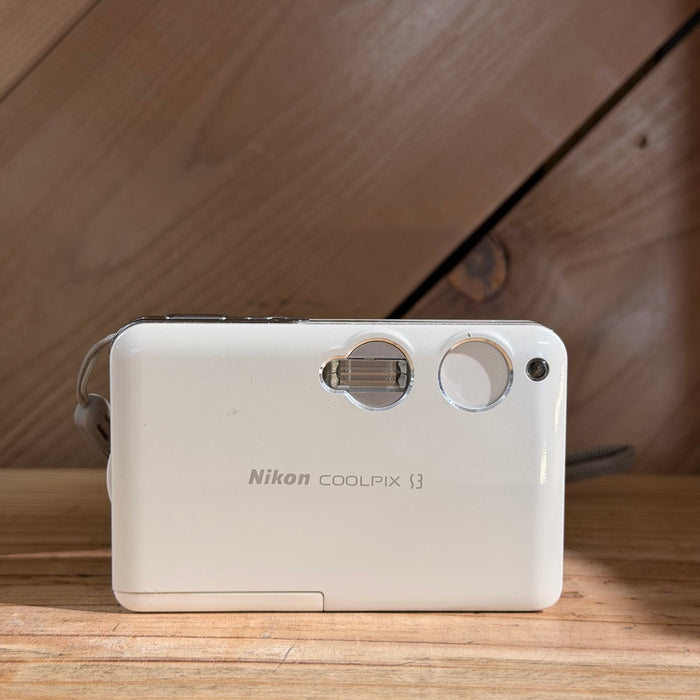 Nikon Coolpix S3 Digital Compact Camera (White) (33117702)