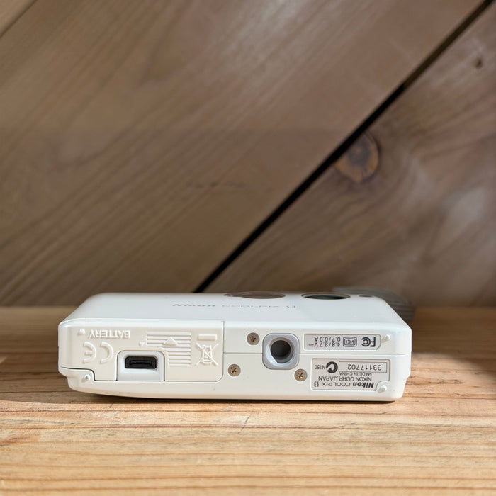 Nikon Coolpix S3 Digital Compact Camera (White) (33117702)