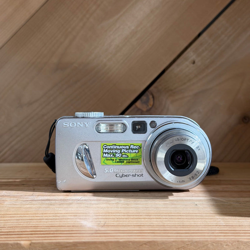 Sony Cyber-shot DSC-P10 Digital Compact Camera w/ Carl Zeiss Vario-Sonnar Lens (Silver) (396905)