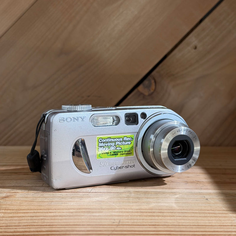 Sony Cyber-shot DSC-P10 Digital Compact Camera w/ Carl Zeiss Vario-Sonnar Lens (Silver) (396905)