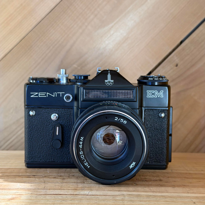 Zenit EM 35mm SLR Film Camera w/ Helios-44M 58mm f/2 Lens (N 79083023)