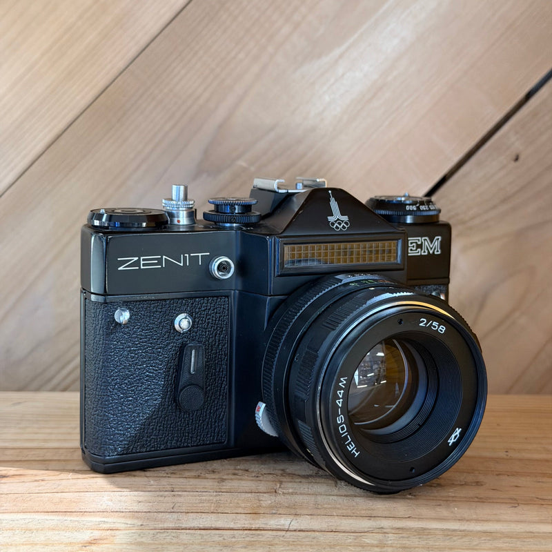 Zenit EM 35mm SLR Film Camera w/ Helios-44M 58mm f/2 Lens (N 79083023)