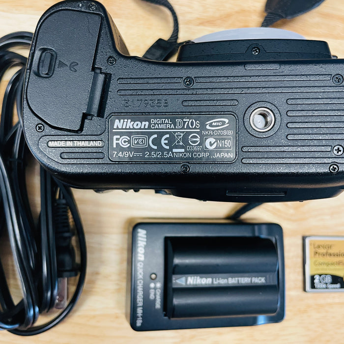 Nikon D70S DSLR Camera Body {6.1MP}